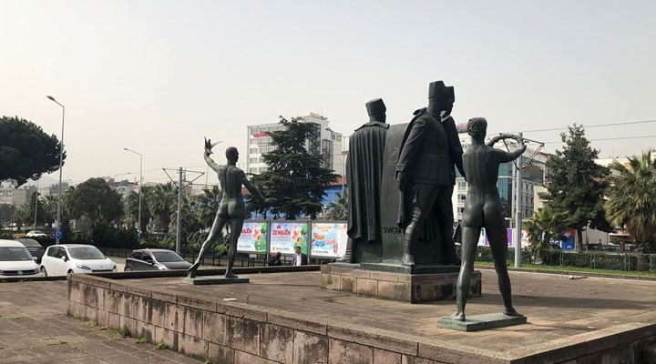 Samsun'da Atatürk'ün İlkadım Anıtı önüne konulan reklam panosu tepki çekti: Belediye uygun yer bulamamış