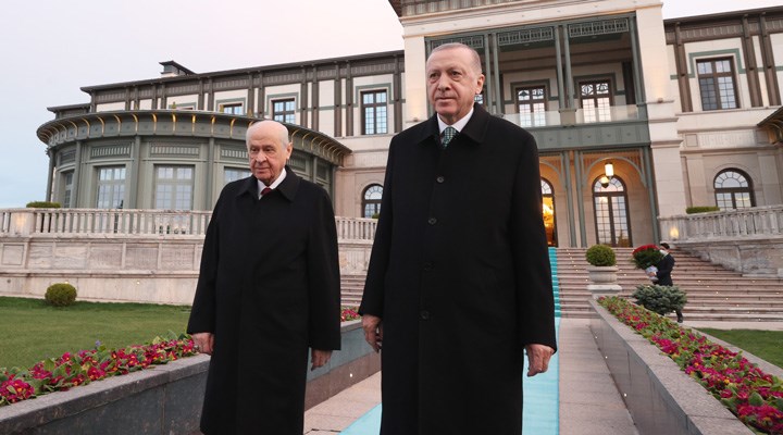 Cumhur İttifakı iftarı: Bahçeli, Erdoğan'a 99 gül hediye etti