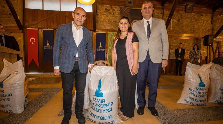 İzmir Büyükşehir Belediyesi’nin üreticiye yem desteği sürüyor