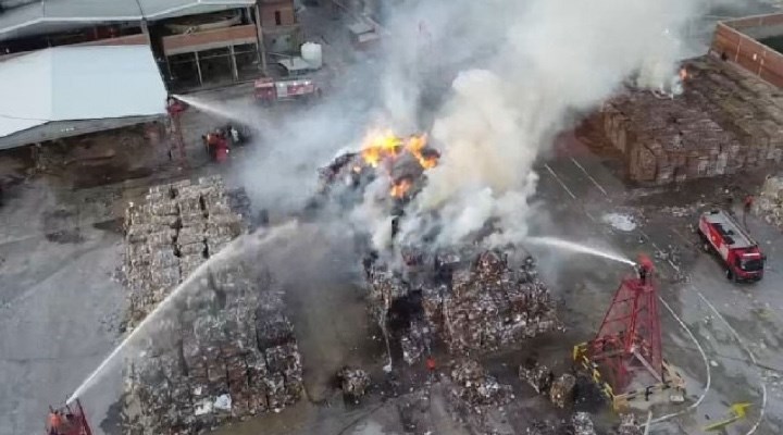 İzmir'de kağıt depolama alanında yangın