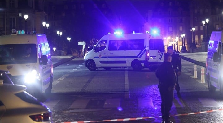 Paris'te polis 'dur' ihtarına uymayan sürücünün aracına ateş açtı: 2 ölü