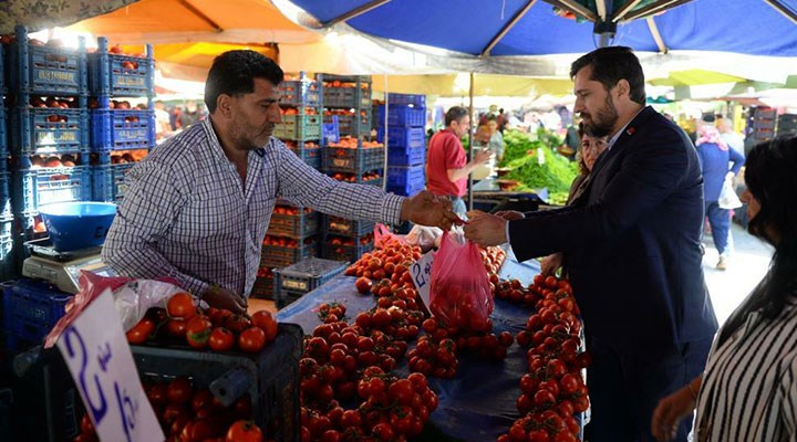 CHP'li Yücel 200 lirayla pazar alışverişine çıktı: "Yarımşar kilo almamıza rağmen para yetmedi"
