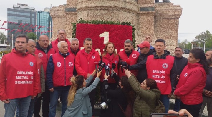 Sendikalar Taksim’deki Cumhuriyet Anıtı’na çelenk bıraktı