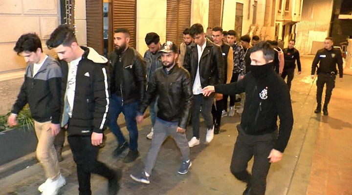 İstiklal Caddesi'nde denetime çıkan polisler, kaçak yollarla Türkiye'ye giren 120 göçmeni yakaladı
