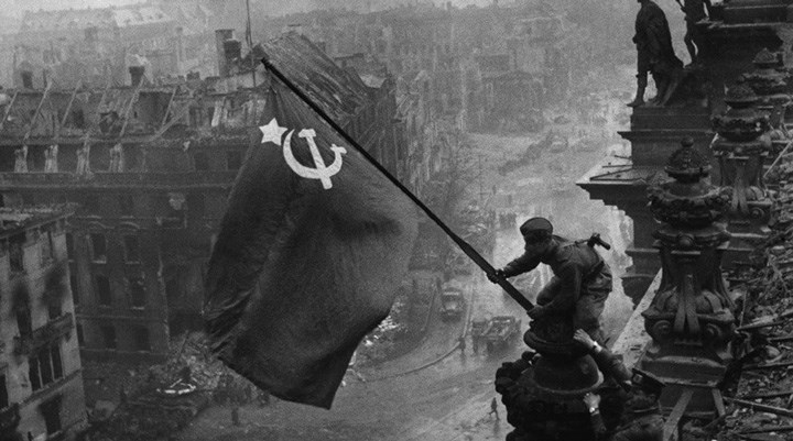 Berlin'de Faşizme Karşı Zafer Günü’nde, SSCB’nin bayrağını taşımak yasaklandı