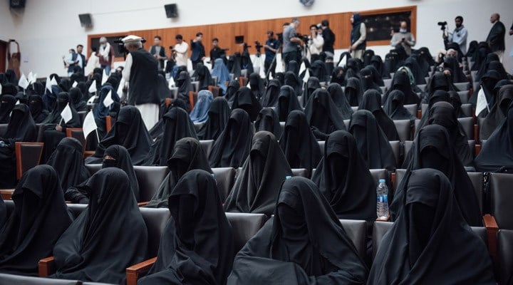 Taliban: Kadınların halka açık yerlerde burka giymeleri zorunlu oldu