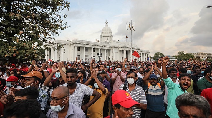 Sri Lanka'da ekonomik kriz protestolarının ardından başbakan istifa etti