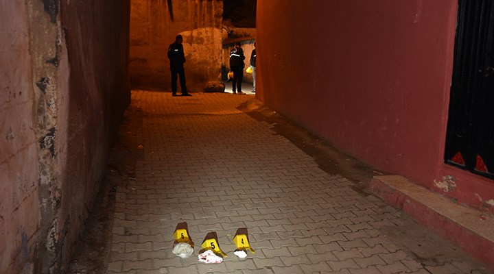 Urfa'da ara sokağa atılmış bebek bulundu