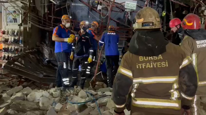 Bursa'da Torunlar A.Ş.'ye ait AVM'nin içindeki bir mağazanın tavanı çöktü