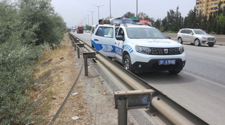 Adana’da bir kişi, otoyolun demir bariyerlerini çalarken yakalandı