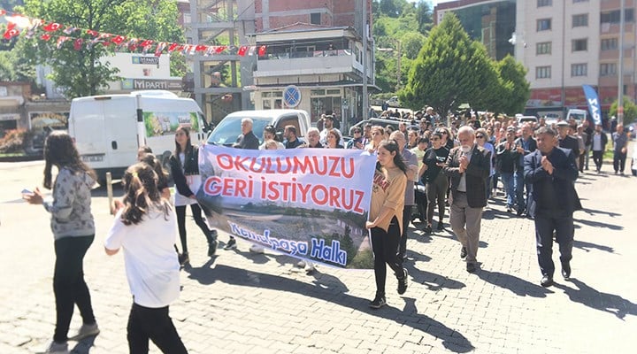 Kemalpaşa'da 'okulumuzu geri istiyoruz' eylemi