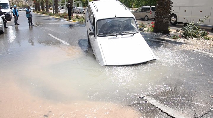 Urfa'da asfalt çöktü, otomobil çukura düştü