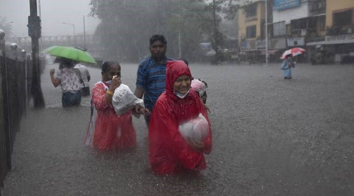 Hindistan ve Bangladeş'teki doğal afetlerde en az 57 kişi öldü
