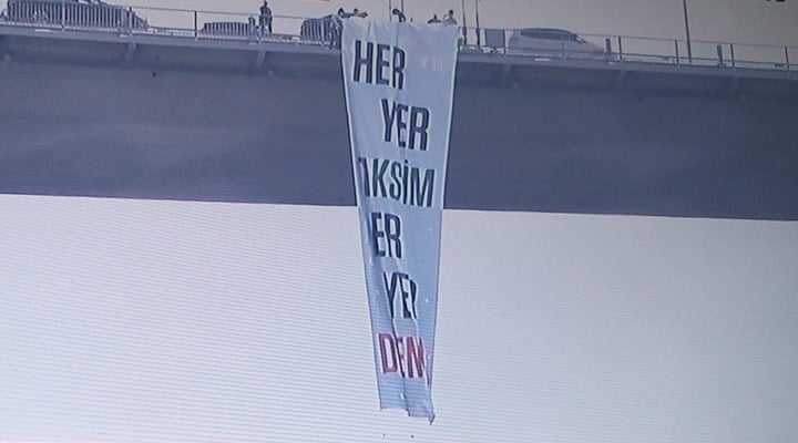 TİP’li vekiller köprüye Gezi pankartı astı