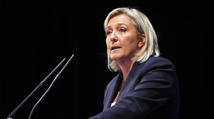 Fransa'da aşırı sağcı Le Pen'e yumurta fırlatıldı