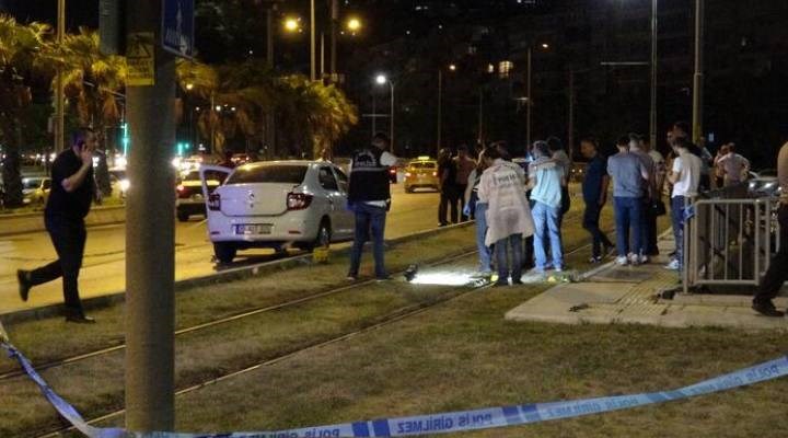 İzmir'de tribün liderinin otomobilini taradılar: 1 ölü, 1 ağır yaralı