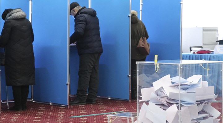 Kazakistan'daki anayasa referandumunda sandıklar kapandı