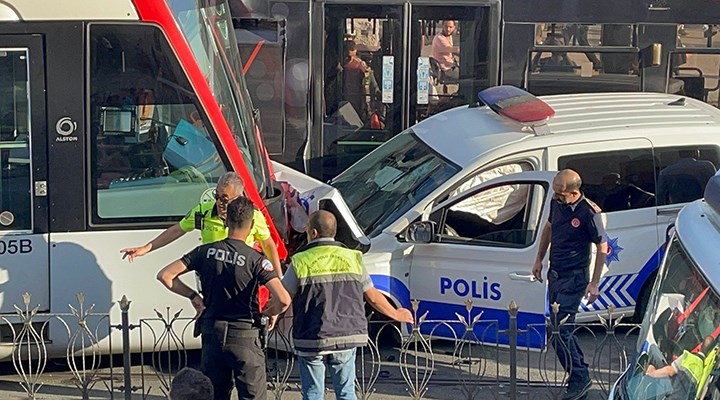 Beyazıt'ta polis aracı tramvaya çarptı