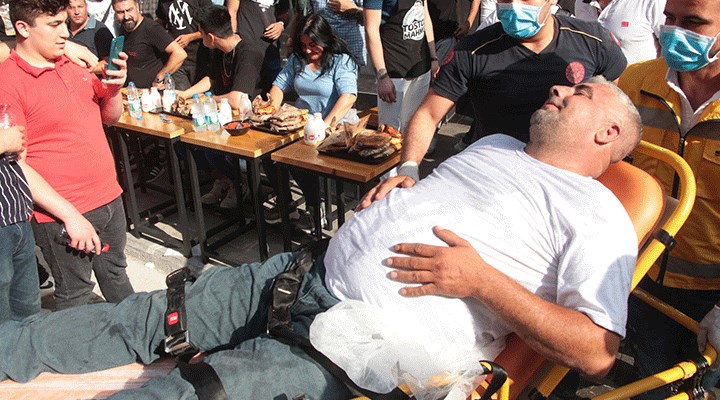 Adana'da 1. Acılı Adana Tostu Yeme Yarışması: Beşinci tostu yerken bayıldı