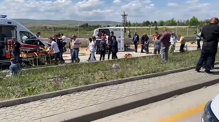 Ankara'da işçi servisi devrildi: 19 yaralı