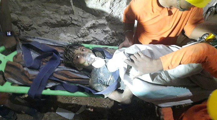 Hindistan'da 11 yaşındaki çocuk düştüğü yılanlı kuyudan 104 saat sonra kurtarıldı