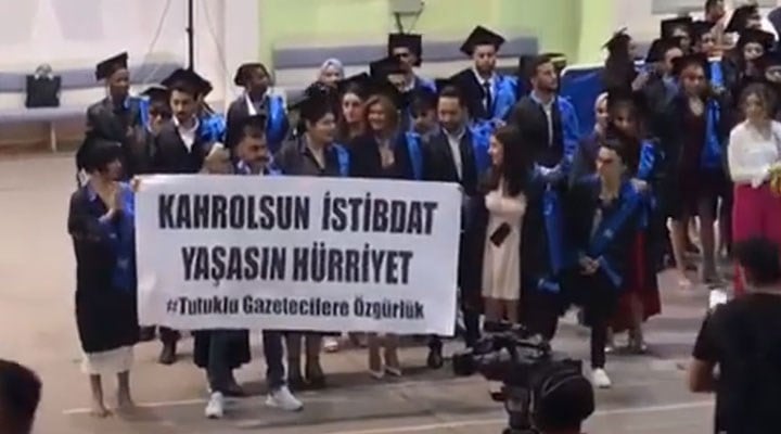 Ankara Üniversitesi rektörü, öğrencilerin “Tutuklu gazetecilere özgürlük” pankartı açtığı töreni terk etti
