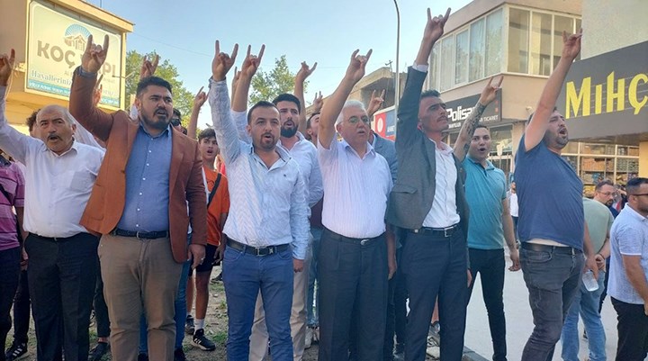 Osmaniye'de bir grup MHP'li, Davutoğlu'nu protesto etti