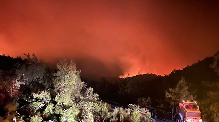 Marmaris'te orman yangını: Gece görüşlü helikopterler bekleniyor