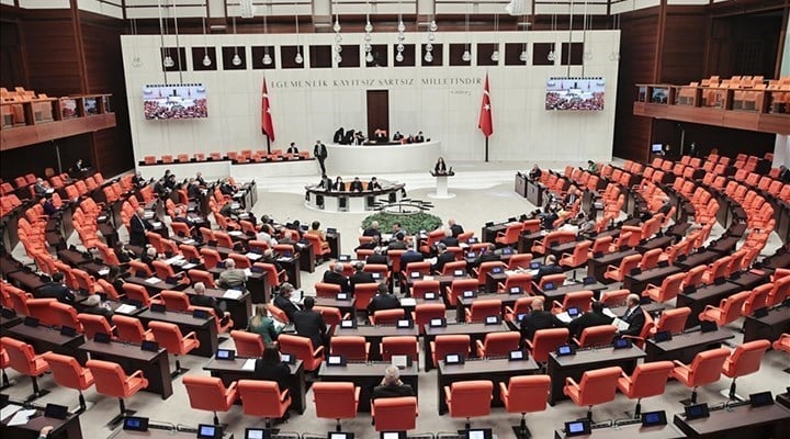 AKP'den görüşmeleri ertelenen 'sansür yasası' ile ilgili açıklama