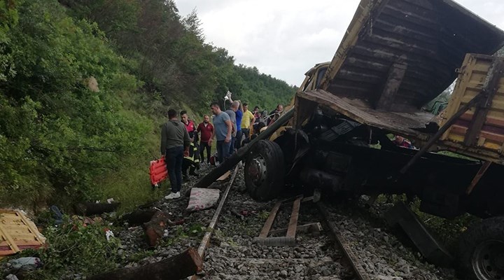 Kamyon 30 metreden demir yoluna düştü: 2 ölü, 2 yaralı