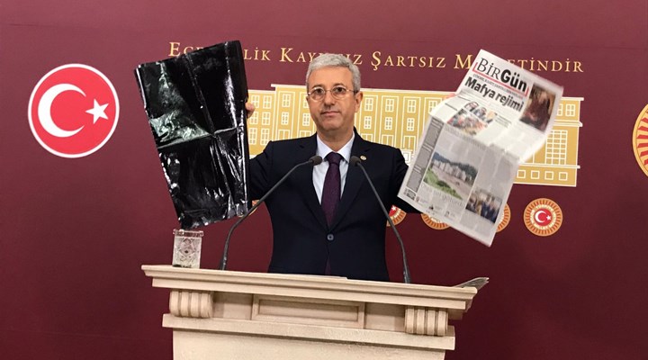 CHP'li Antmen'den sansür yasasına siyah gazeteli protesto