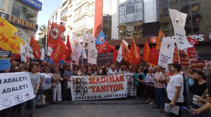 Madımak Katliamı’nda yaşamını yitiren aydınlar, İzmir'de anıldı