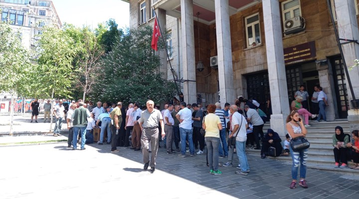 Fetihtepeliler AKP’li Beyoğlu Belediyesi önünde: Yeni imar planları iptal edilen planın aynısı