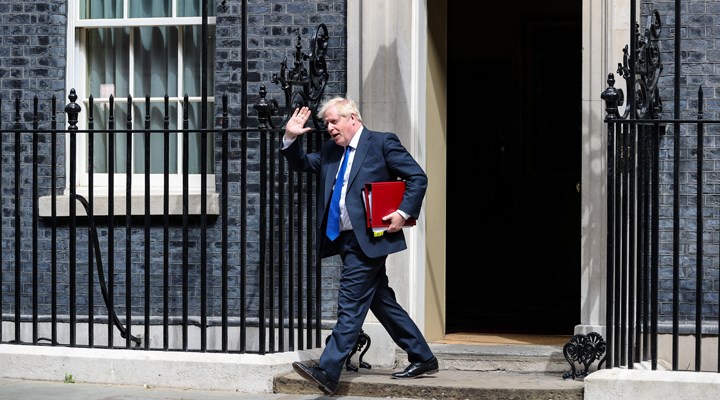 İngiltere'de siyasi kriz: Boris Johnson'dan istifa çağrılarına yanıt