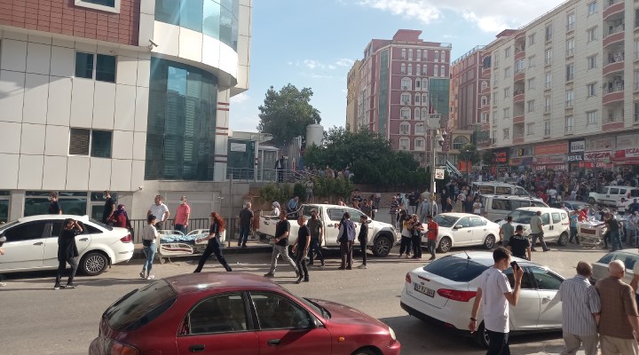 Mardin'de özel hastanenin yanındaki trafo patladı: Hastalar tahliye ediliyor