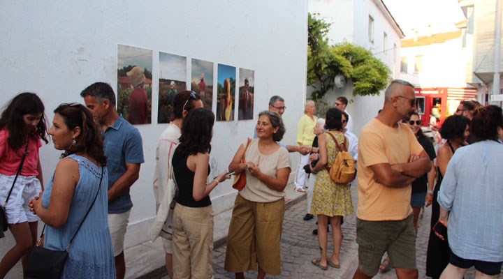 Bozcaada’da karma sergi sanatseverlerle buluştu: 'Sanat sokakta'