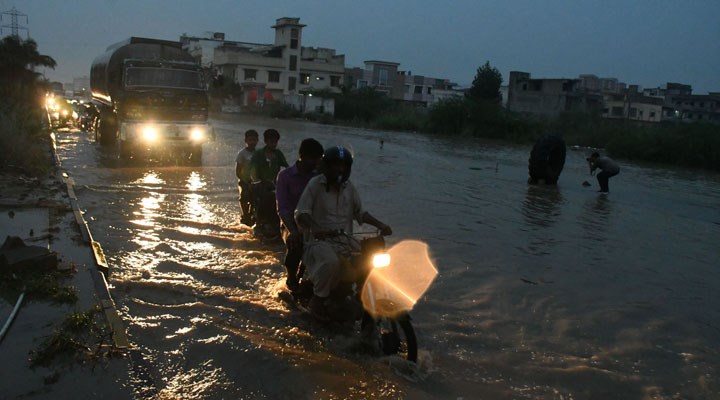 Pakistan'da şiddetli yağışlar nedeniyle ölenlerin sayısı 76'ya çıktı