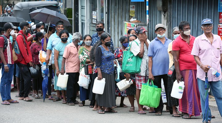 Sri Lanka'da unlu mamullerin 2-3 gün içinde tükenmesi bekleniyor