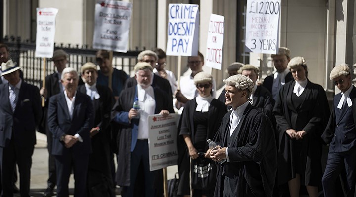 İngiltere'de avukatların grevi sürüyor