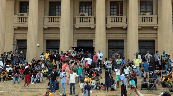 Sri Lanka'da halk, Başbakanlık binasını bastı: 1 ölü, 75 yaralı