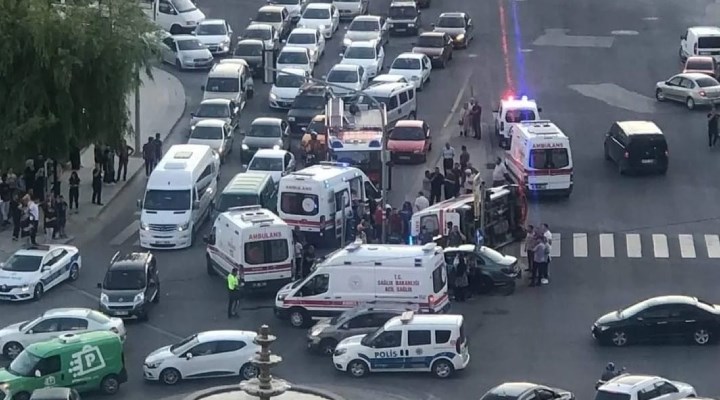 Ankara'da hasta taşıyan ambulans otomobille çarpıştı: 3 yaralı