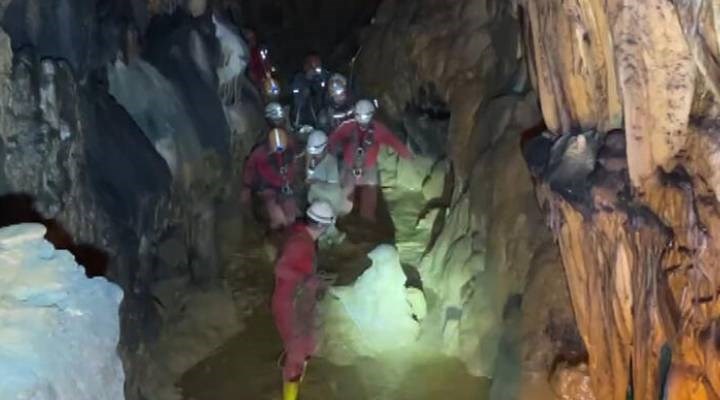 Mağarada mahsur kalan 3 kişi, 12 saatlik çalışmanın ardından kurtarıldı
