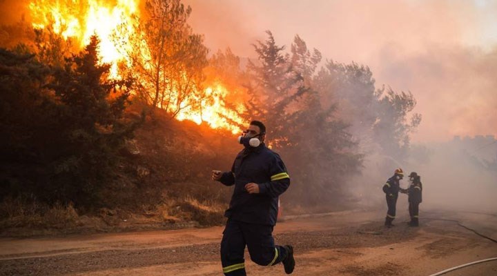Atina’daki orman yangını ikinci gününde: Çok sayıda ev zarar gördü