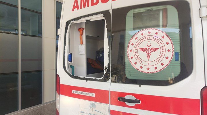 112 Acil Servis ekiplerine saldırı: Camını kırdığı ambulansla hastaneye kaldırıldı