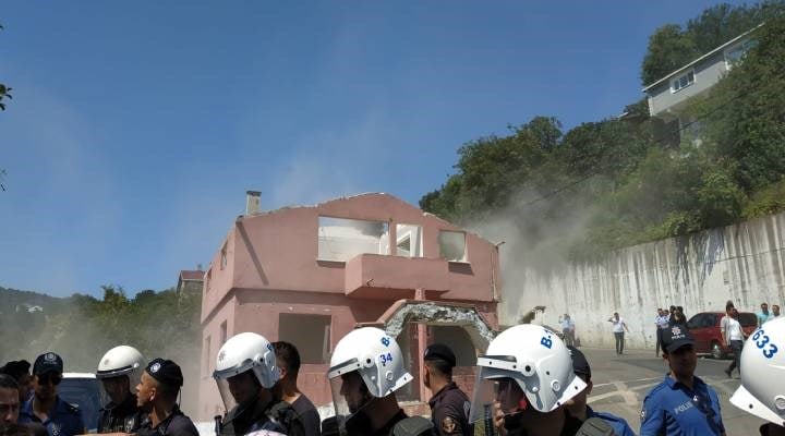 AKP’li Beykoz Belediyesi, yürütmeyi durdurma kararına rağmen yıkıma başladı