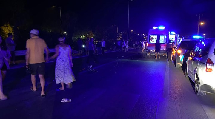 Antalya'da yolun karşısına geçmeye çalışan 3 kadın, otomobilin çarpmasıyla hayatını kaybetti