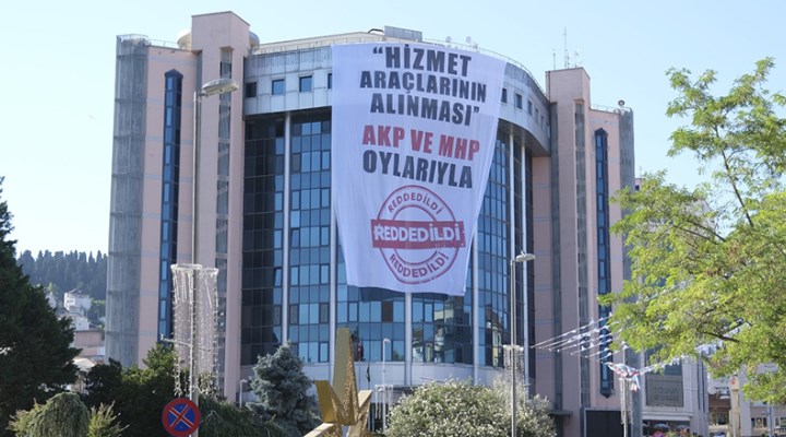 Hizmet aracı alımına Cumhur İttifakı engeli: CHP'li belediye pankartla ifşa etti