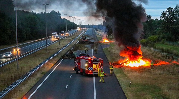 Hollanda'da çiftçilerin isyanı sürüyor: Yolları trafiğe kapattılar