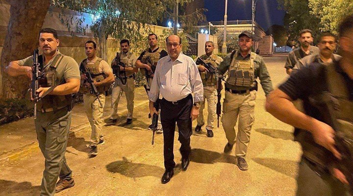 Sadr yanlılarının Meclis baskınının ardından Maliki silahla poz verdi
