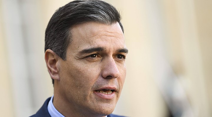 İspanya Başbakanı Sanchez, enerji krizine karşı 'kravatları çıkarmayı' önerdi
